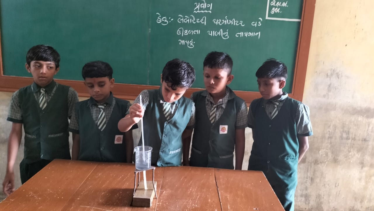 શાળાનાં ધોરણ :- ૭ નાં વિદ્યાર્થીઓ દ્વારા લેબોરેટરી થર્મોમીટર વડે ઉકળતા પાણીનું તાપમાન કેવી રીતે મપાય તે દર્શાવતો પ્રયોગ કરાવવામાં આવ્યો.@ શ્રીમતી એમ.સી.પટેલ પ્રાથમિક શાળા,ઉત્તરસંડા